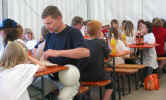 17_Gussenstadt_2002_Verpflegung.JPG (139177 Byte)